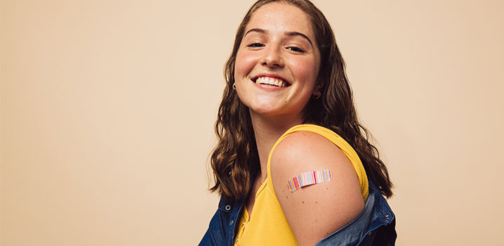 Junge Frau mit Impfpflaster