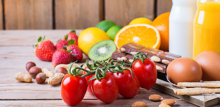 Tisch mit Tomaten, Nüssen, Erdbeeren und anderen Lebensmitteln