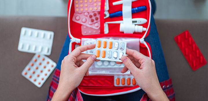 Erste Hilfe Tasche mit verschiedenen Medikamentenblistern