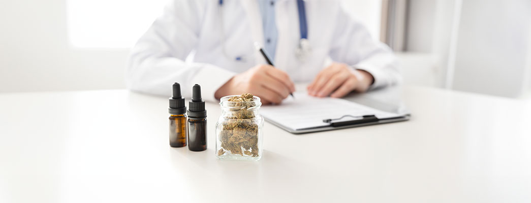 Medizinfläschchen und Ampullen mit Arzt im Hintergrund