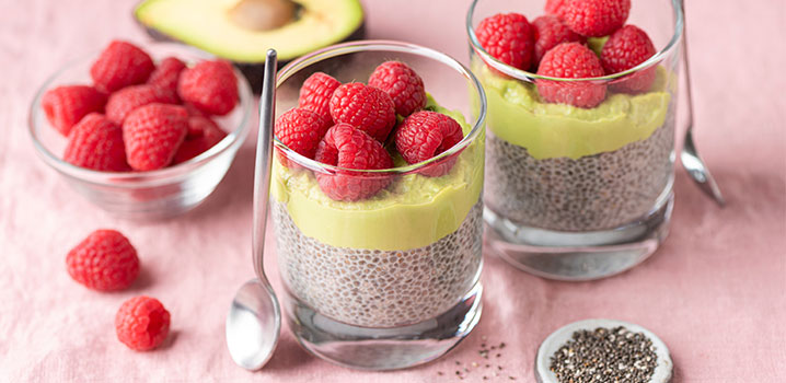 Dessertgläser mit Chiapudding, Avocadocreme und Himbeeren