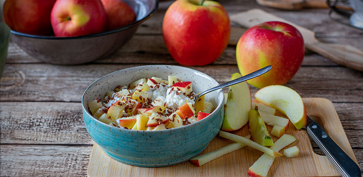 Schüssel mit körnigem Frischkäse, Leinsamen und Apfelstücken