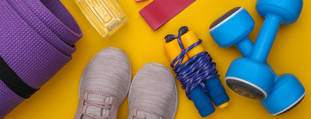 Sportschuhe, Yogamatte und Sportgeräte