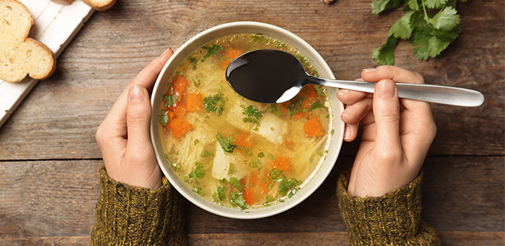 Eine Schüssel mit Hühnersuppe und Gemüse