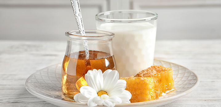 Teller mit Milchglas und Honigglas