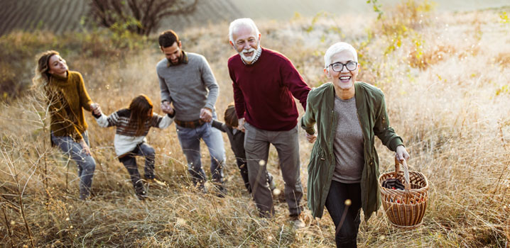 Familie beim Herbstspaziergang