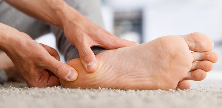 Untersuchen der Fußsohle auf Druckstellen