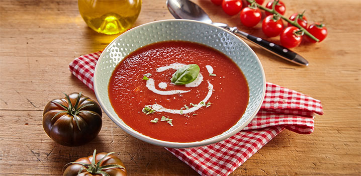 Schüssel mit Tomatensuppe