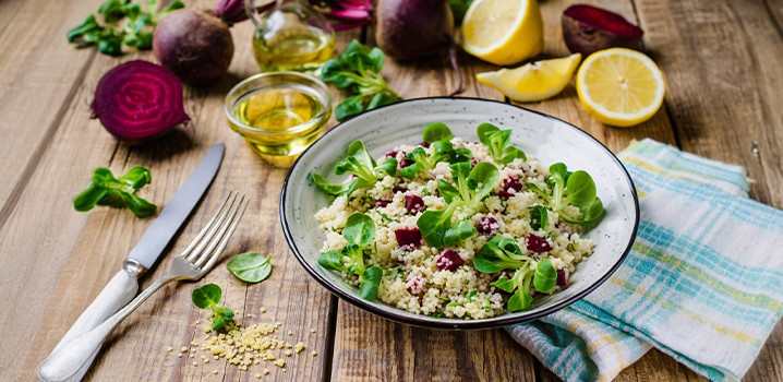 Couscoussalat auf einem Teller angerichtet