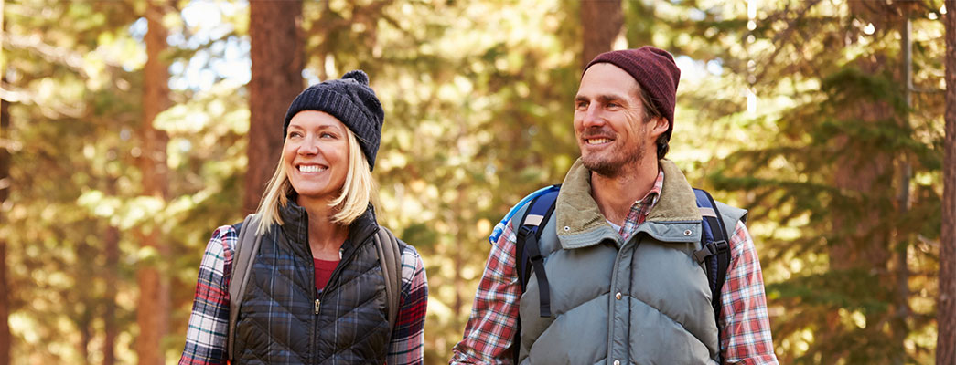 glückliches Pärchen im Wald