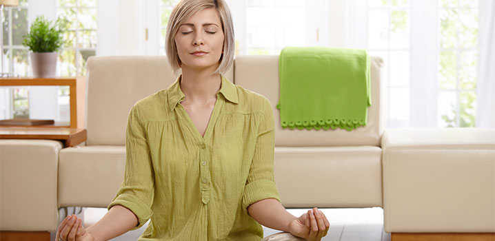 Frau beim Meditieren