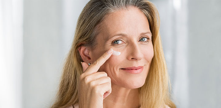 Ältere Frau bei der Gesichtspflege