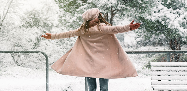 Glückliche Frau im Winterwald