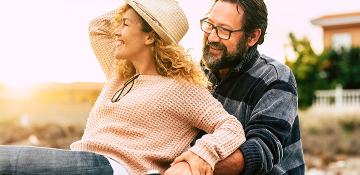 Paar auf dem Fahrrad am Strand
