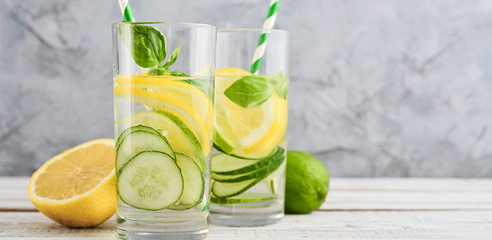 Infused Water mit Limette, Zitrone und Gurke