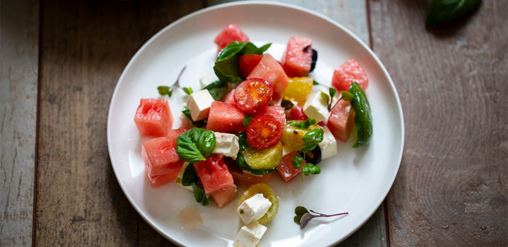 Frischer Tomatensalat mit Wassermelone