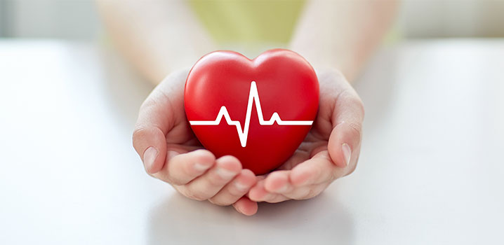 Herz mit Herzschlaglinien