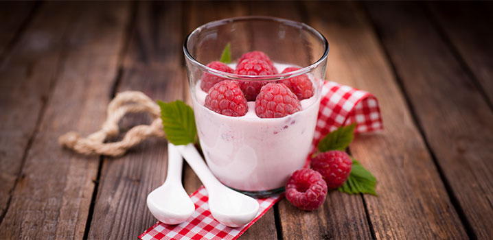 Dessertglas mit Himbeerquark und frischen Himbeeren