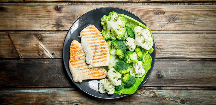 Teller mit gebratenem Putenfilet und Blumenkohlgemüse