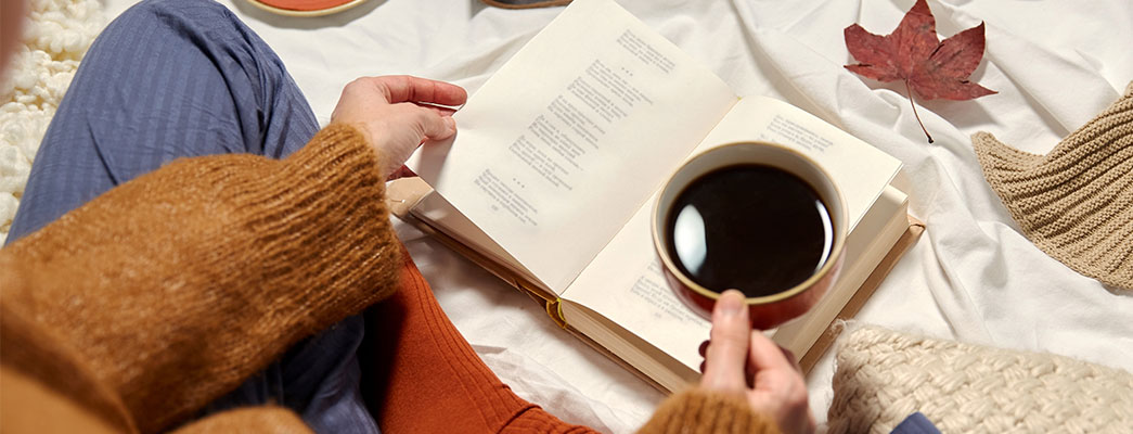 Bild von einem Buch und einer Kaffeetasse