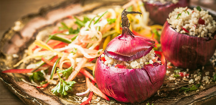 Gefuellte rote Zwiebeln