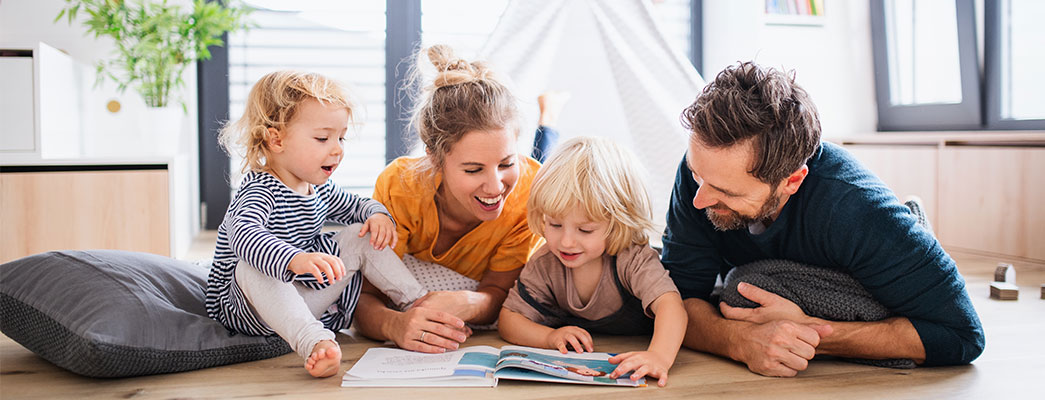 Mutter, Vater und zwei Kinder beim gemeinsamen Spielen