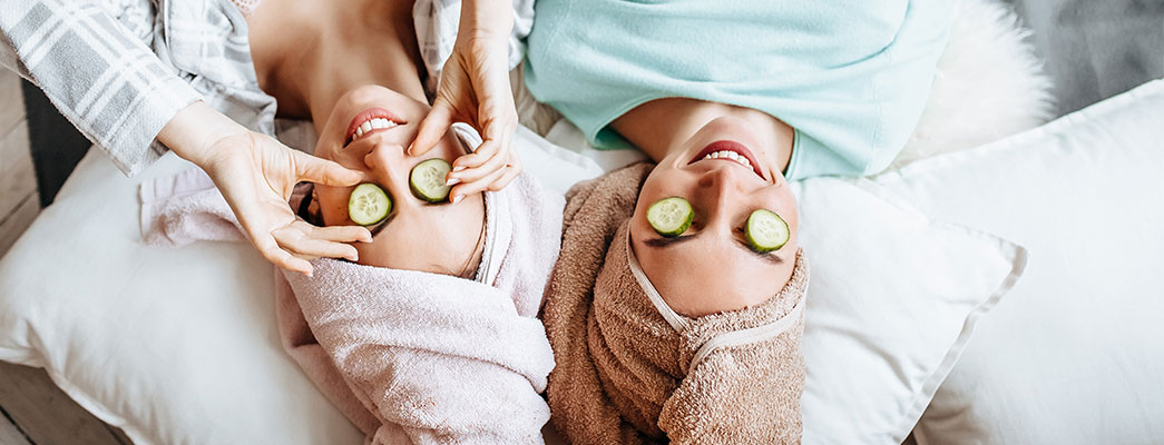 Zwei Freundinnen bei der Beauty-Behandlung