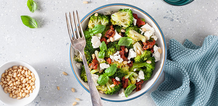 Brokkolisalat mit gerösteten Sonnenblumenkernen