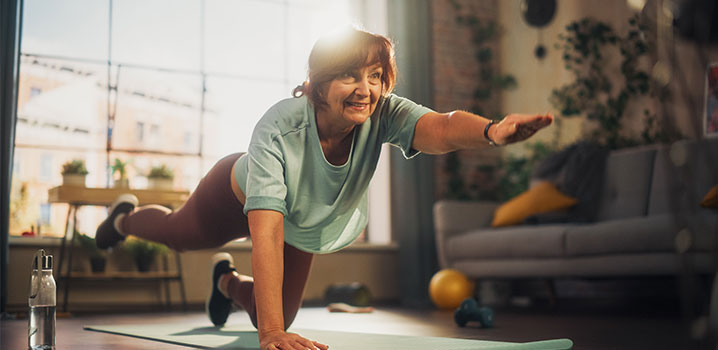 Frau im Vierfüßlerstand