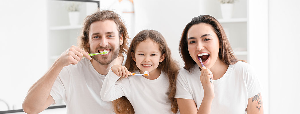 Junge Familie beim Zähneputzen