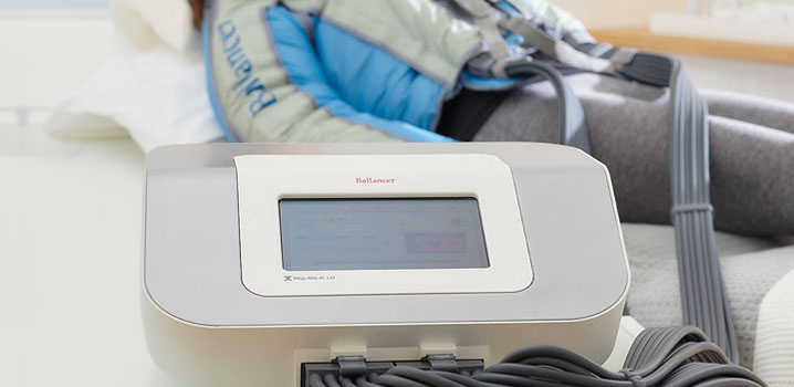 Eine Frau bekommt eine Behandlung mit dem Ballancergerät